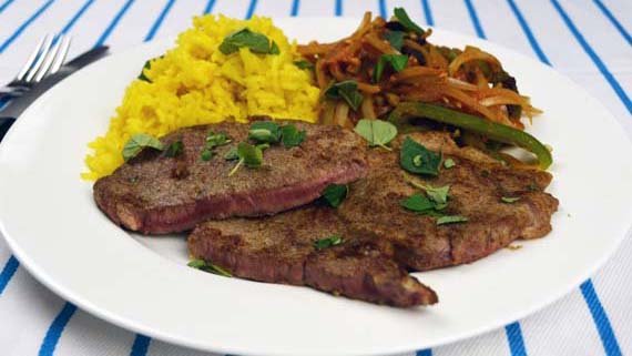 طرز تهیه استیک گوشت با برنج زعفرانی + نکات نرم شدن گوشت