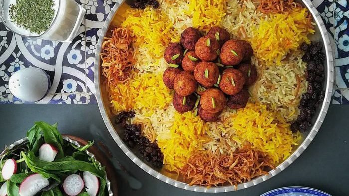 رشته پلو مجلسی- طرز تهیه رشته پلو خانگی با مرغ و گوشت قلقلی