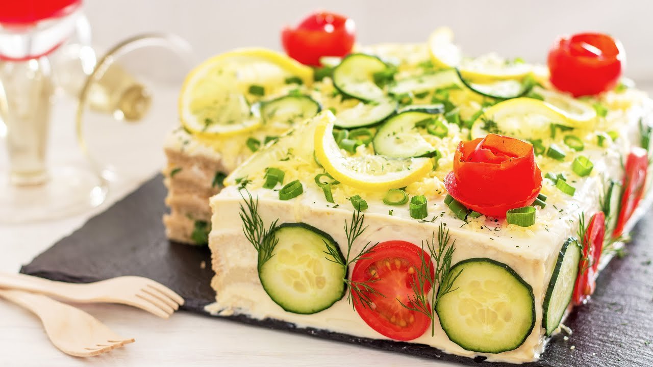 طرز تهیه کیک مرغ مجلسی با گردو و نان تست مناسب تولد