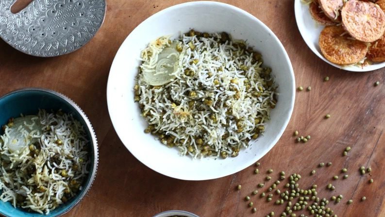 طرز تهیه ماش پلو مجلسی با گوشت چرخکرده و مرغ تکه‌ای برای چهار نفر