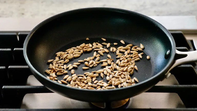 طرز بو دادن تخمه در ماهیتابه ترد و خوشمزه بدون سوختن و تلخ شدن