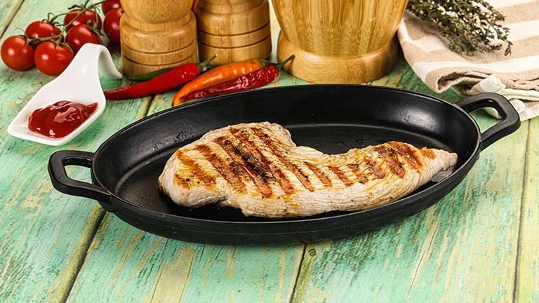 طرز تهیه مرغ گریل در ماهیتابه رژیمی، سریع، کم‌کالری و خوشمزه!