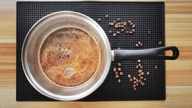 طرز تهیه قهوه با شیر جوش؛ ساده‌ترین روش دم‌آوری قهوه ترک روی گاز