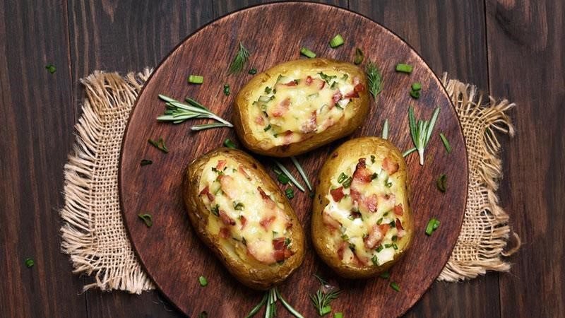 طرز تهیه سیب زمینی شکم پر در قابلمه بدون فر روی گاز